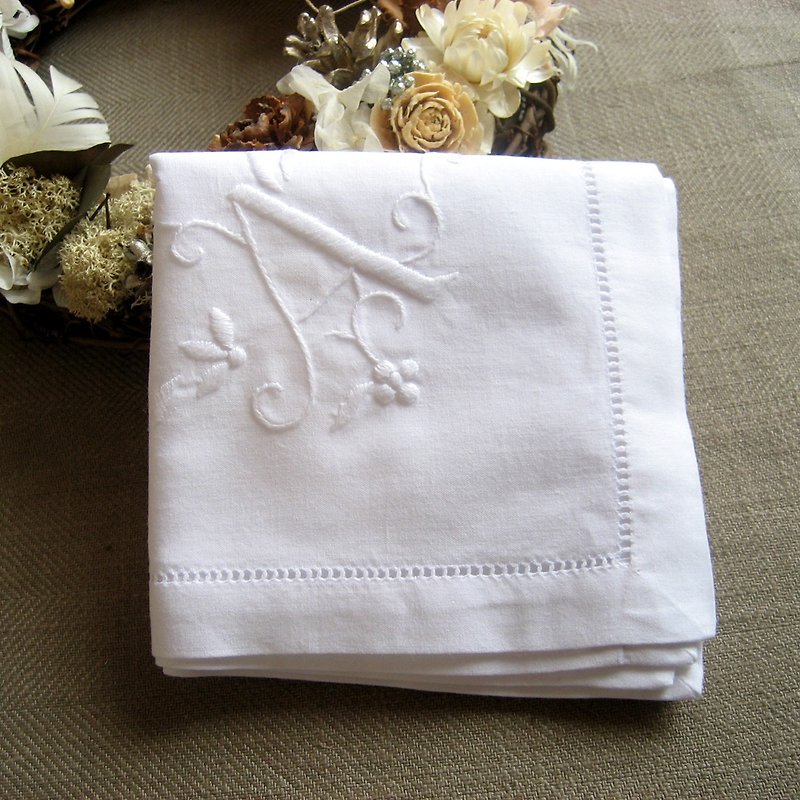 "A" hand-embroidered initials handkerchief White - เสื้อยืดผู้หญิง - ผ้าฝ้าย/ผ้าลินิน ขาว