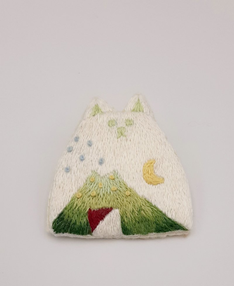 A cute white fat cat on the mountain brooch. - Brooches - Thread White