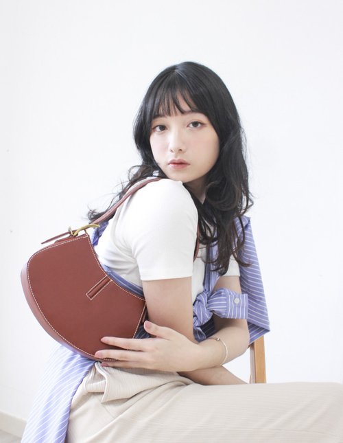 RBRK Designer handbag & Accessories 純素皮革 簡約 Avis 迷你 半月型 腋下包 貝殼包 隨身小袋 干邑色