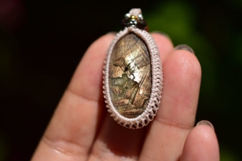 Shiny Gold Golden Sapphire Macrame Pendant 487 - สร้อยคอ - เครื่องเพชรพลอย 