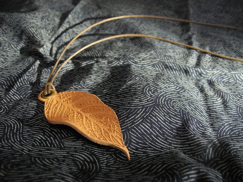 One Leaf Knows Autumn / Leather Leaf Shape Necklace Charm - สร้อยคอ - หนังแท้ สีนำ้ตาล