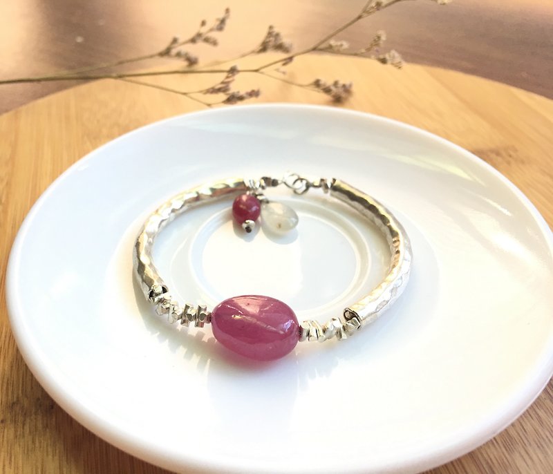 Ops Ruby Jade silver elegant bracelet - 紅寶石/銀管/冰透/純銀/天然石/玉/戀愛/人緣/幸福/禮物 - 手鍊/手鐲 - 寶石 紅色