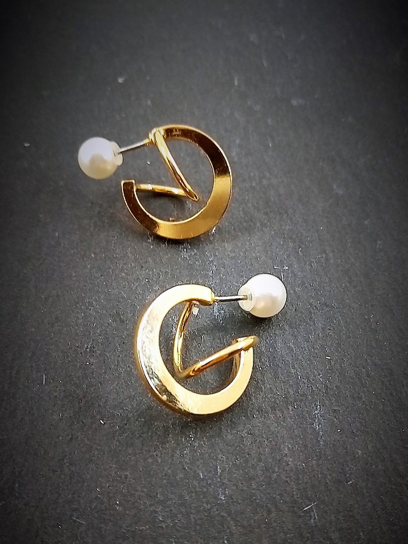 freeshipping Sinuous shellfish pearl earrings - Earrings & Clip-ons - Other Metals Gold