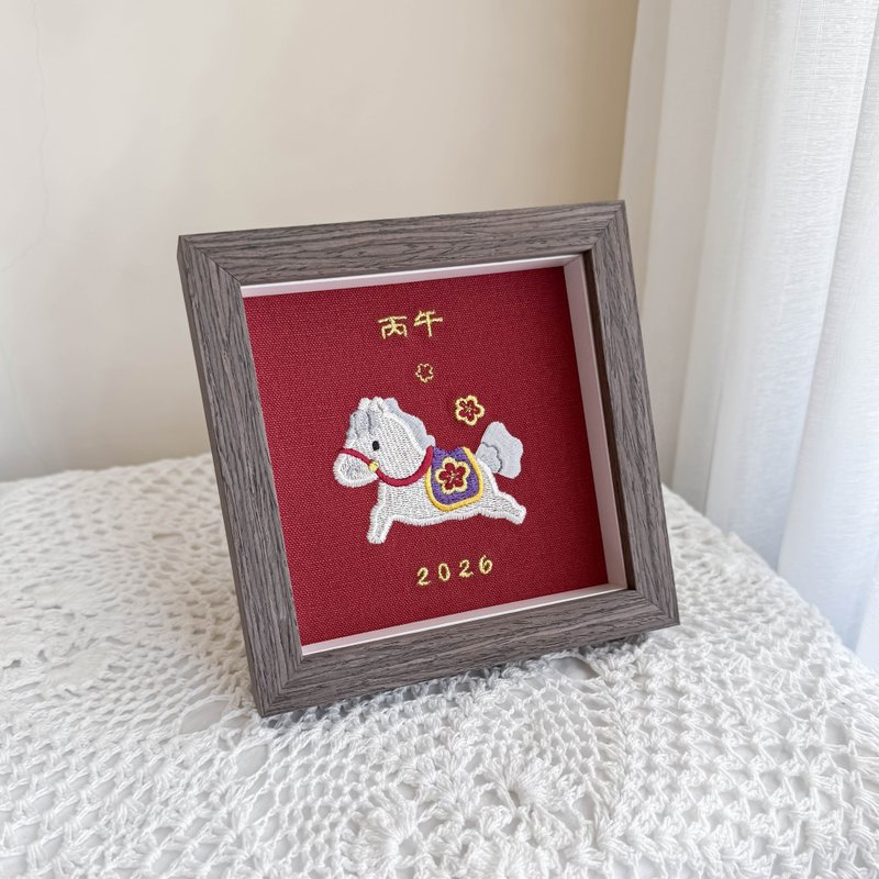 【2026 午馬】 招福達摩 馬年刺繡畫 共2款|實木框 - 相框/畫框 - 棉．麻 紅色