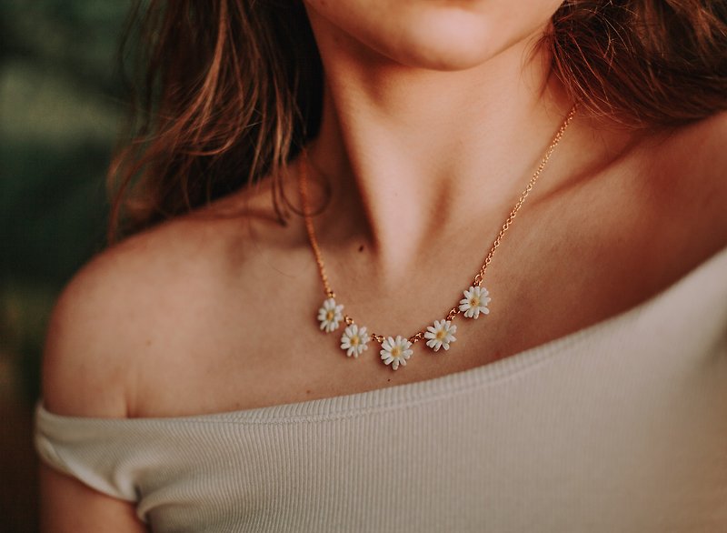 Daisy Necklace, White Flower Necklace, Daisy, Hand-painted Enamel Jewellery - 項鍊 - 銅/黃銅 白色