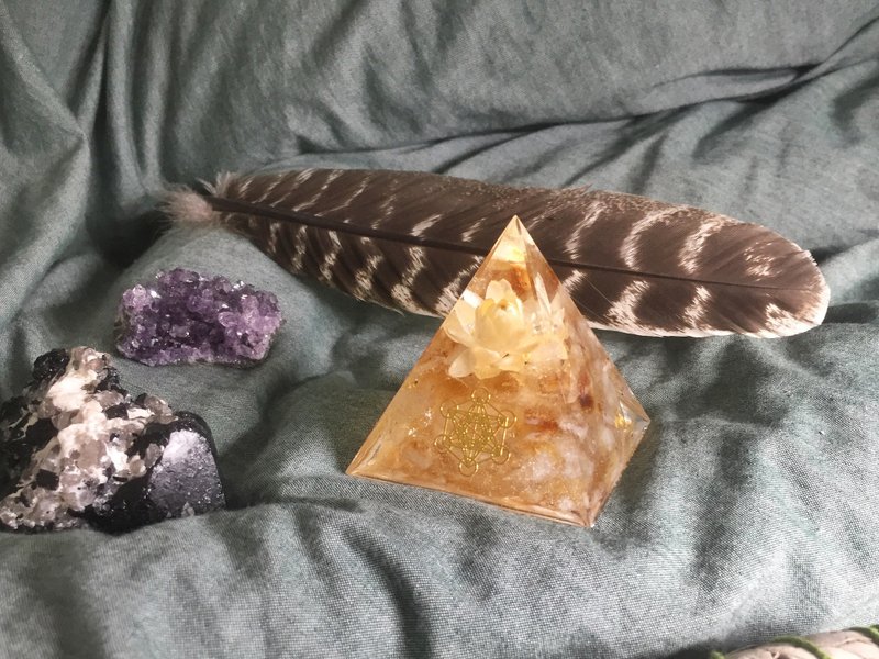 Orgonite 乾燥花能量塔 － 麥桿菊、黃水晶 - 擺飾/家飾品 - 寶石 黃色