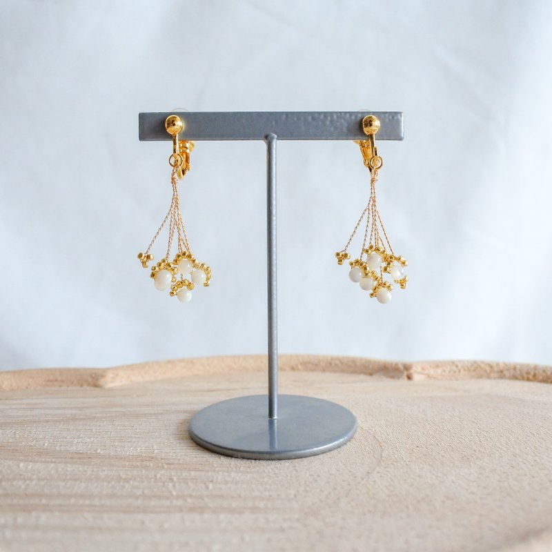 Sui (Mother of Pearl)　wire accessory - 耳環/耳夾/耳骨夾 - 其他金屬 白色