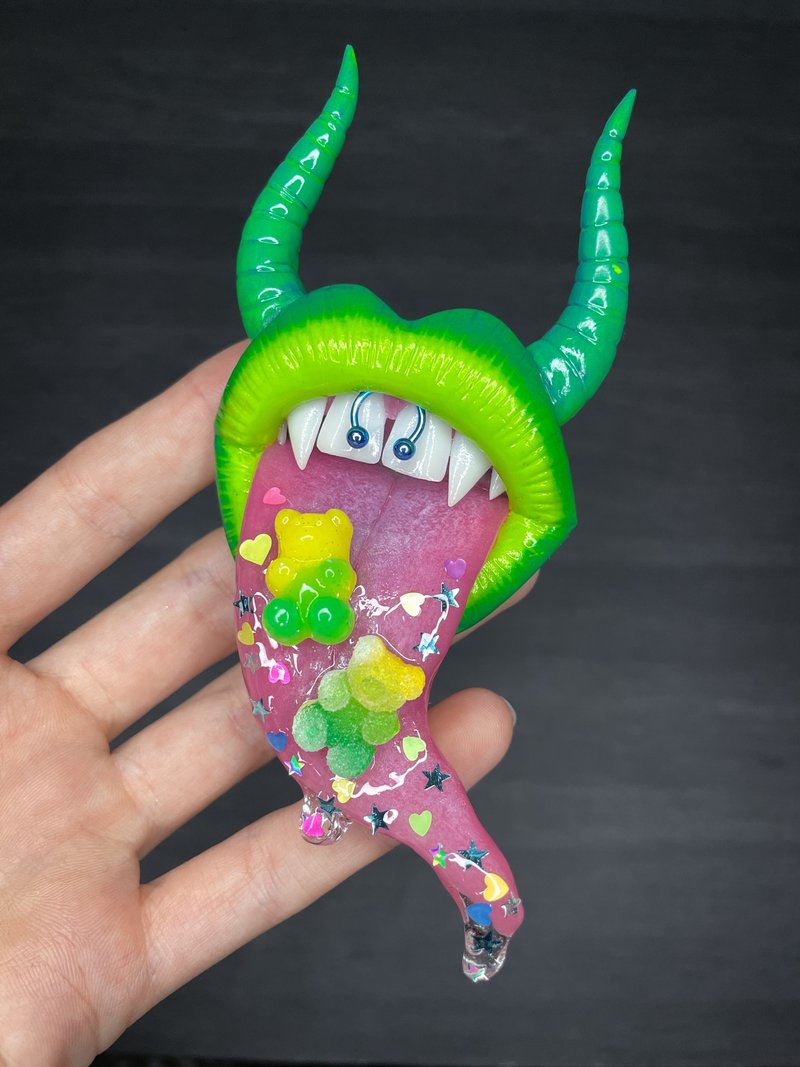 Phone grip. Green lips with gummies. - 其他 - 黏土 