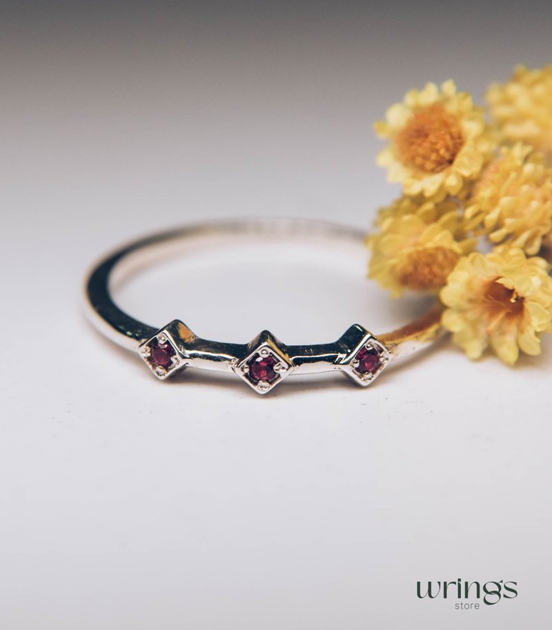 Three Rubies Thin Silver Promise Ring for Everyday Wear Modern Aesthetic - แหวนทั่วไป - เงินแท้ สีแดง