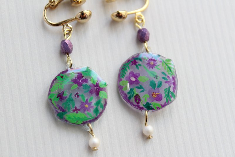 Hand painted purple flower pattern UVresin earrings - ต่างหู - พลาสติก สีม่วง
