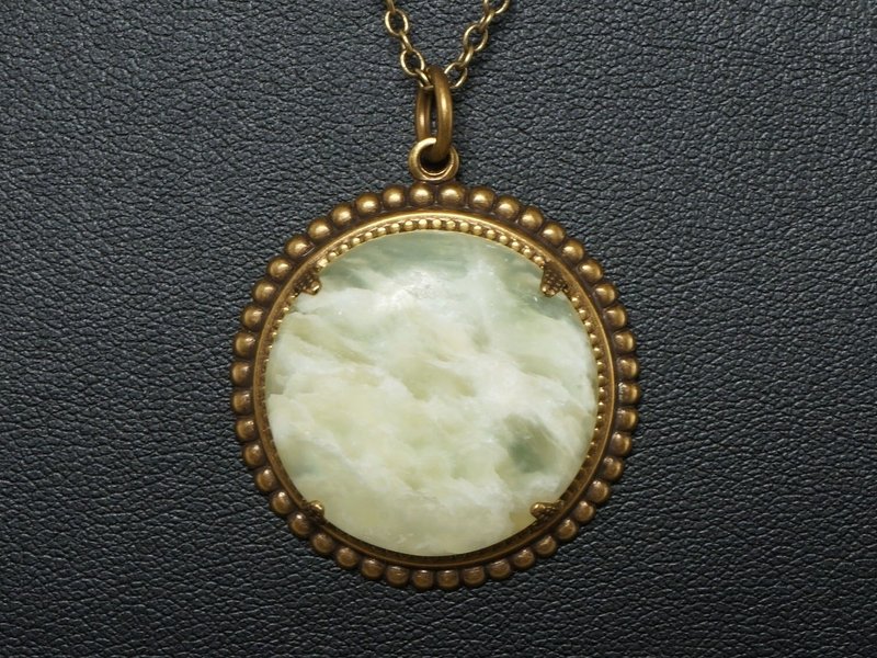 Green Jadeite Pendant Necklace Round Brass Sage Green Gemstone Necklace Jewelry - 項鍊 - 半寶石 綠色