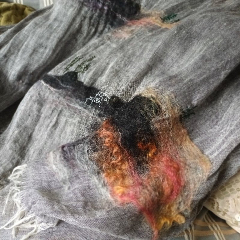 *手工刺繡糸列*  四季適用羊毛氈绒圖案全痳圍巾*不一樣的風景 - 頸巾/披肩 - 棉．麻 黑色