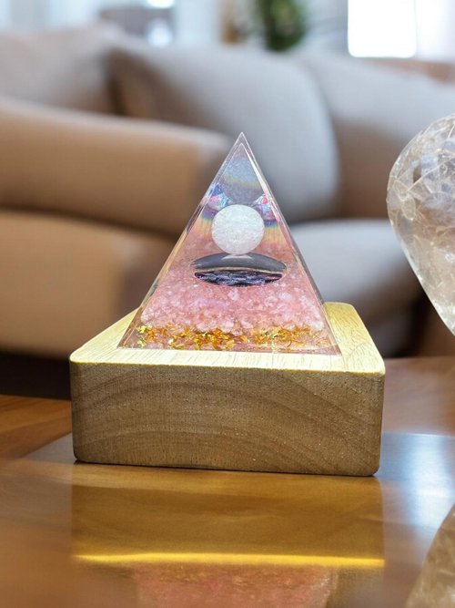天然水晶ピラミッド - ショップ verdeehome 置物 - Pinkoi
