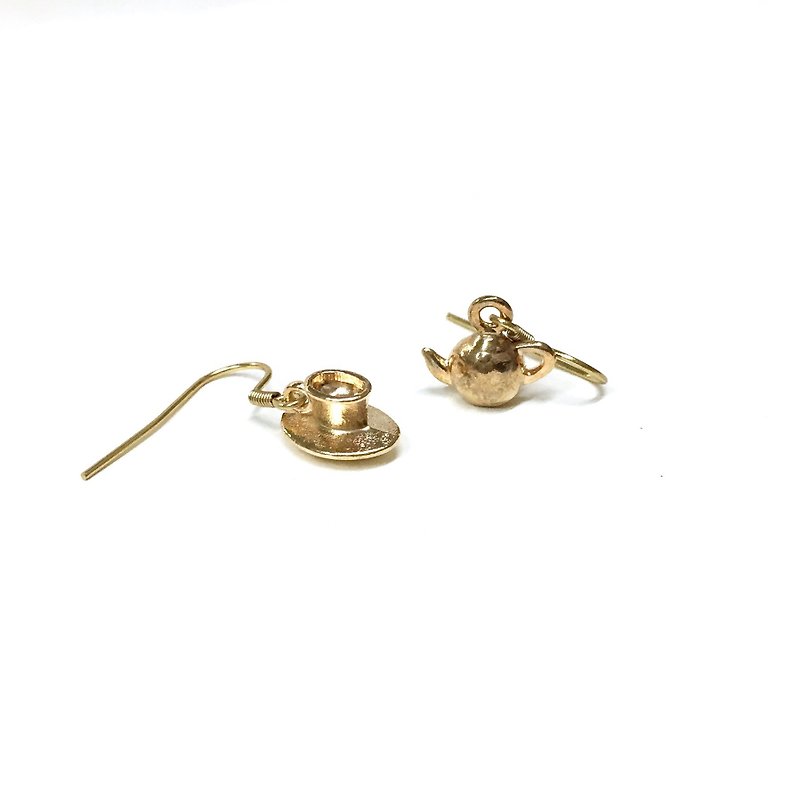 【Rosang】【Belle】Earrings shaped like teapot/teacup and tableware. Beauty and the Beast series. Plated Bronze earrings. Simple style. Earrings/Ear Hooks/ Clip-On - ต่างหู - โลหะ สีทอง
