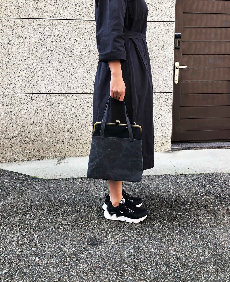 Black with gray clasp frame bag/with chain/ cosmetic bag - กระเป๋าเป้สะพายหลัง - ผ้าฝ้าย/ผ้าลินิน สีดำ