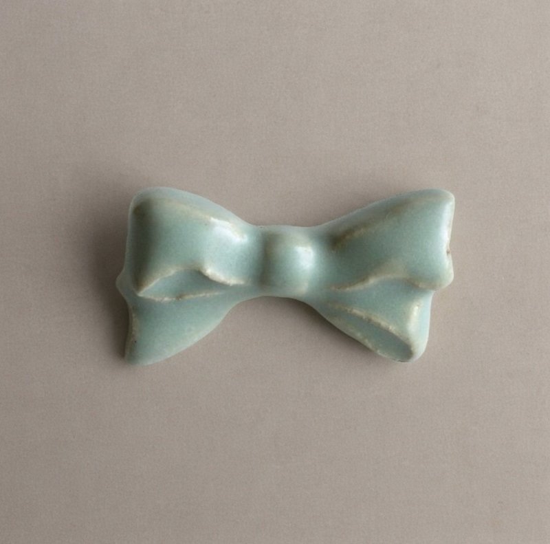 Ceramic brooch Alice's ribbon - เข็มกลัด - ดินเผา สีน้ำเงิน