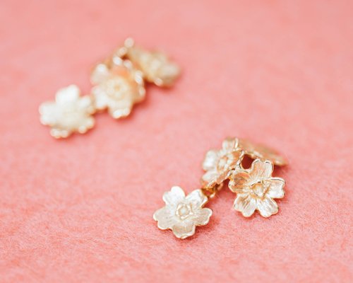 桜 K18ゴールド or プラチナ (花4輪) ピアス (ピアスのみ) - ショップ Atelier Shinji Ginza ピアス・イヤリング -  Pinkoi