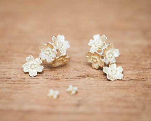 桜 K18ゴールド or プラチナ (花4輪) ピアス (ピアスのみ) - ショップ Atelier Shinji Ginza ピアス・イヤリング -  Pinkoi