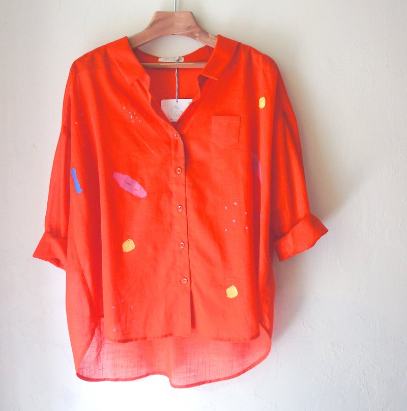 Yinke No. 2 Shirt - The warmest and most beautiful story of orange - puppy and love / rain, beach, puppy - เสื้อเชิ้ตผู้หญิง - ผ้าฝ้าย/ผ้าลินิน สีแดง