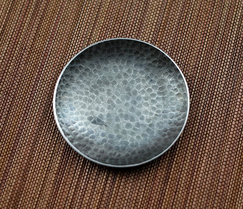 復古染黑 手作鍛敲槌目紋圓形純錫杯托(8cm) - 茶具/茶杯 - 其他金屬 灰色
