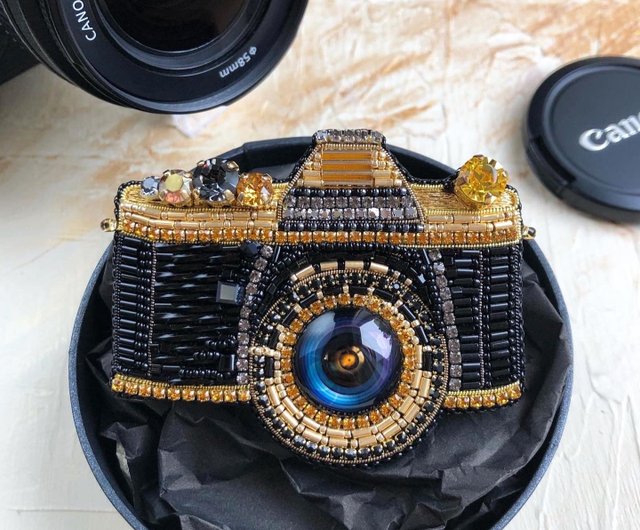 カメラのブローチ camera 刺繍のブローチ ビーズのジュエリー 写真撮影のための手作りのギフ