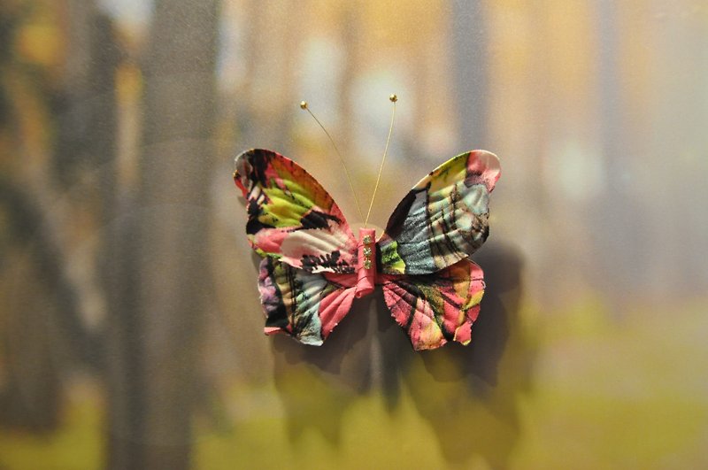 Hand-made Japanese style rainbow flower butterfly hairpin suitable for kimono and cheongsam - เครื่องประดับผม - ผ้าฝ้าย/ผ้าลินิน สีแดง
