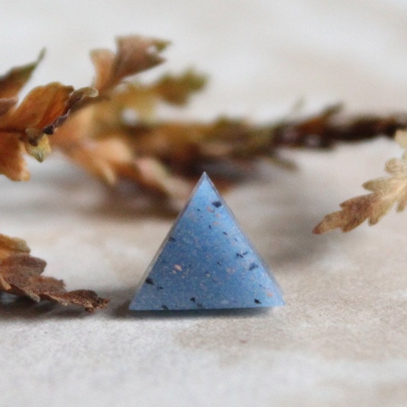 ▽小さな三角形のイヤリング▽502 /サイコキラー - シングル - ピアス・イヤリング - 粘土 ブルー