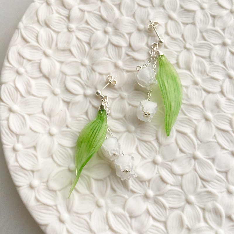 【Rosang】Le Muguet II. Lily of the valley. Resin & sugar pearls. Hand-made earrings/changeable Clip-On - Earrings & Clip-ons - Other Materials White