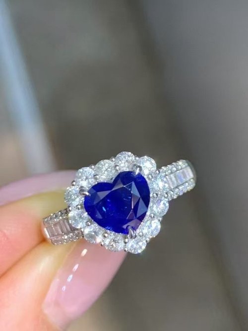 臺北奧斯珠寶｜客製莫桑石、莫桑鑽、GIA鑽石、彩色寶石 皇家藍寶石戒指 2.15克拉
