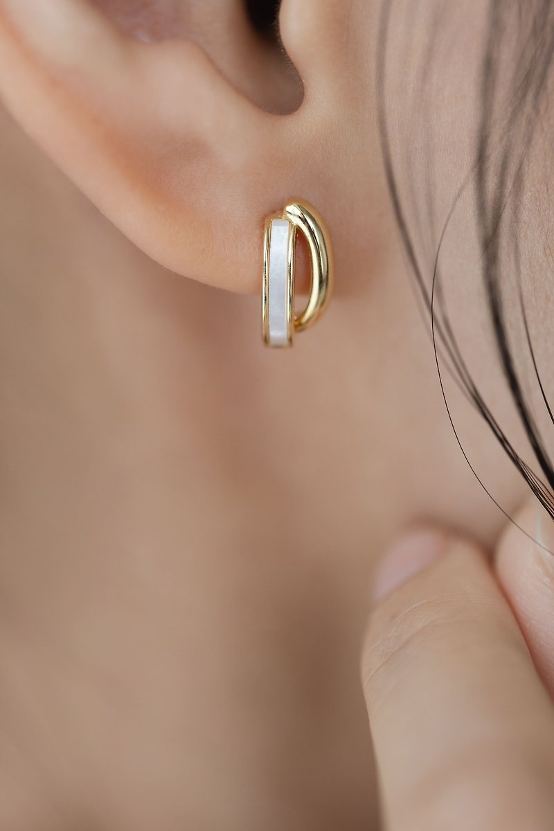 Curved luster white shell fine edge 925 sterling silver earrings and Clip-On - ต่างหู - เงินแท้ สีทอง