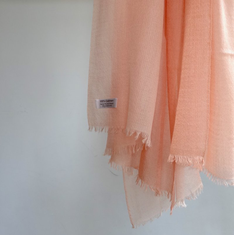 【溫柔堅定】100% Cashmere・鑽石織・手染漸層・精品級羊絨披肩 - 圍巾/披肩 - 羊毛 粉紅色