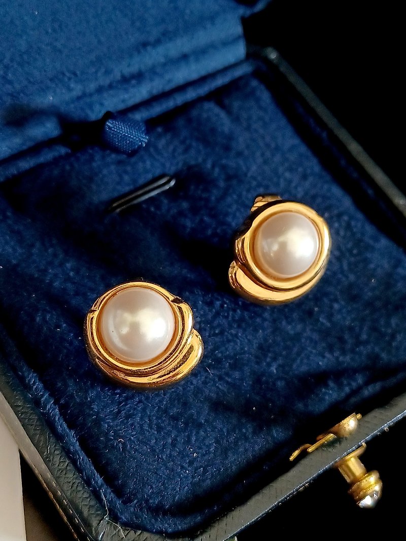vintage jewelry  秀氣半球形珍珠夾式耳環 - 耳環/耳夾 - 其他金屬 