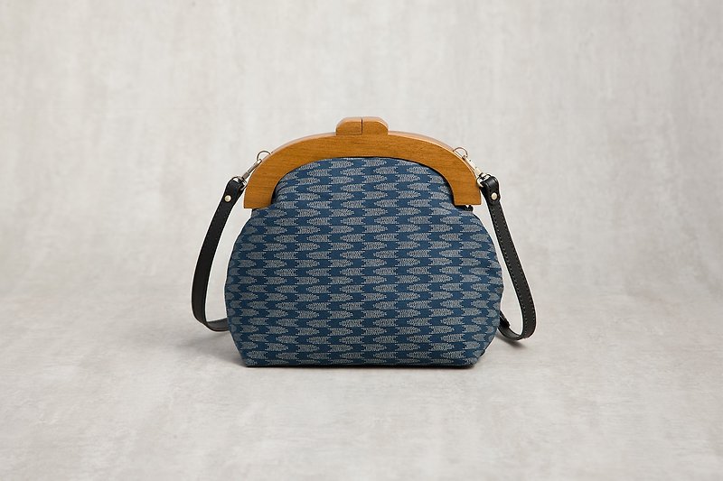 Handmade solid wood mouth gold bag | Clutch bag | Side backpack | Cosmetic bag - Japanese style | Gray blue - กระเป๋าแมสเซนเจอร์ - ผ้าฝ้าย/ผ้าลินิน สีน้ำเงิน