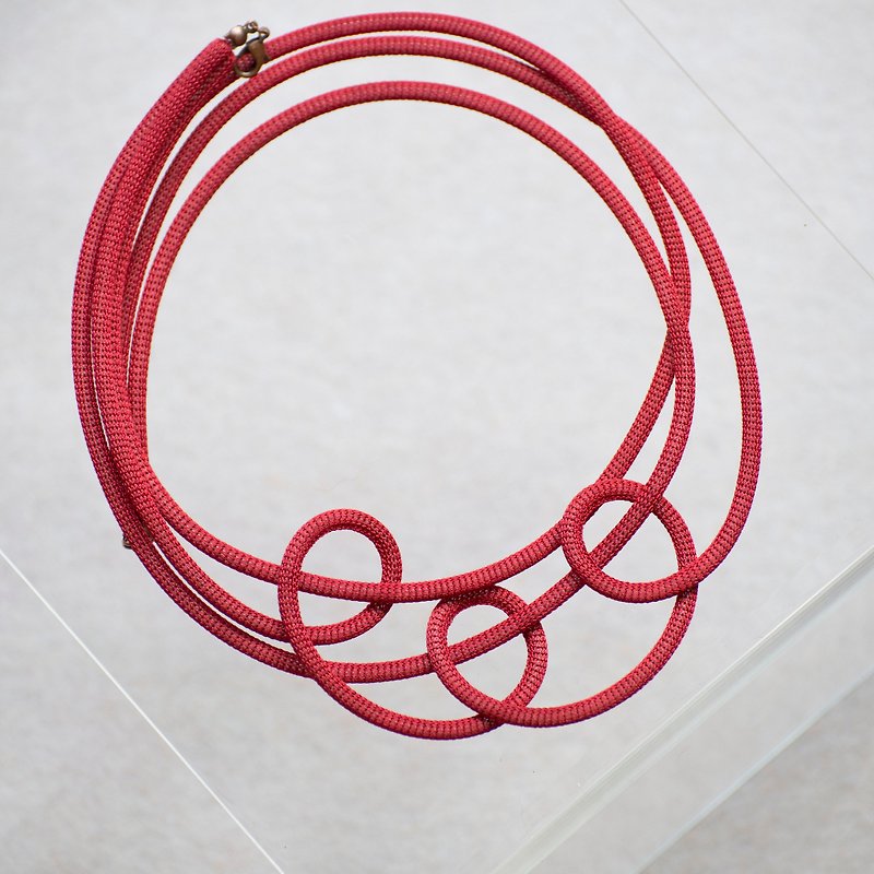 Lussli | Knitted Necklace - CIRCLE (Dark Red) - สร้อยคอ - ผ้าไหม สีแดง