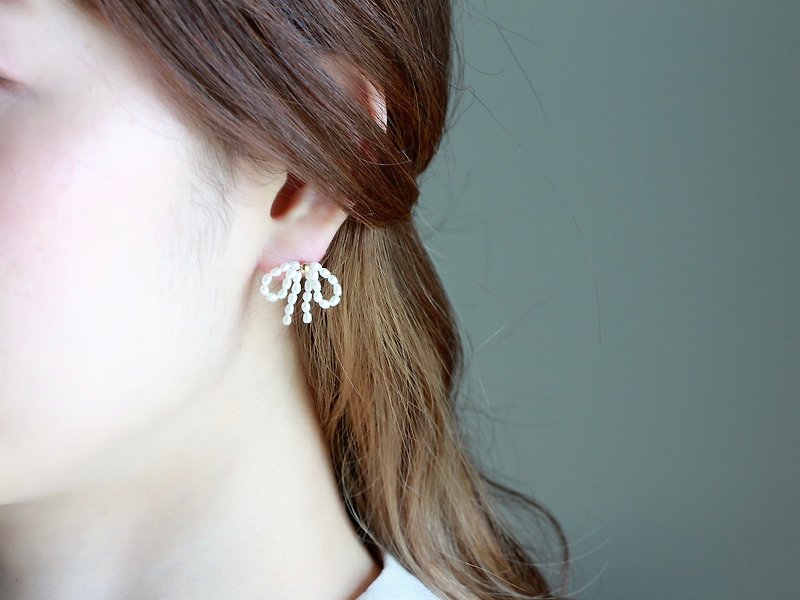 14kgf-pearl ribbon pierced earrings - Earrings & Clip-ons - Other Metals White