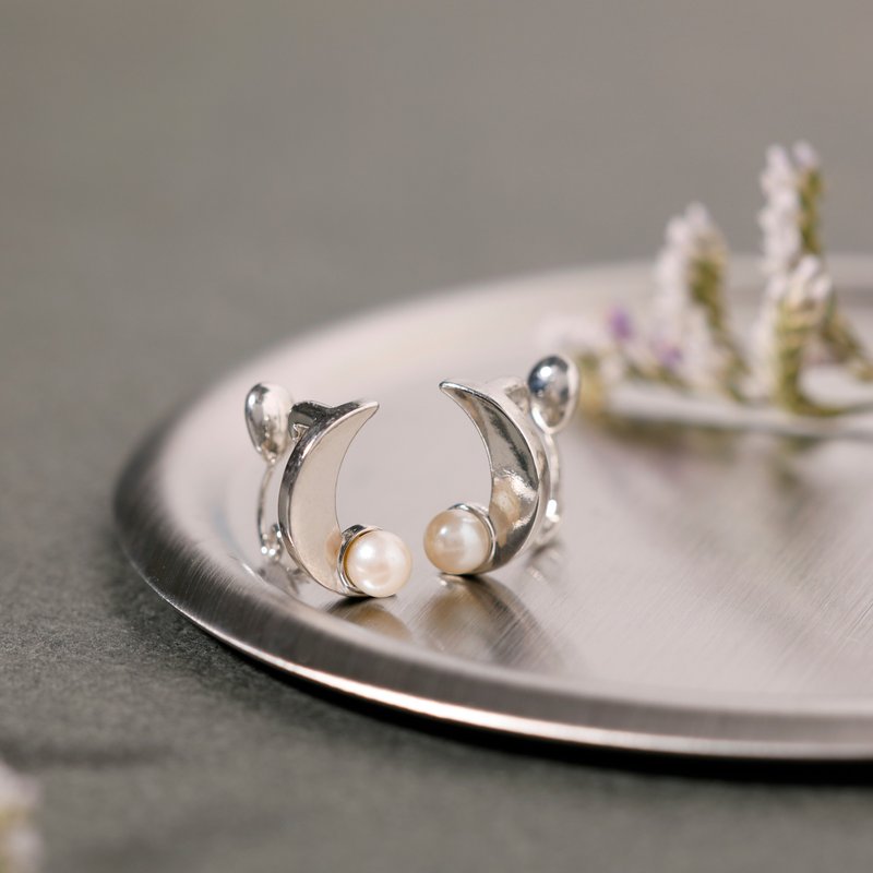 【Pinkoi限定商品】luna loop-fit earring SV　ループフィットイヤリング　月　三日月　パール　シルバー - 耳環/耳夾/耳骨夾 - 其他金屬 銀色