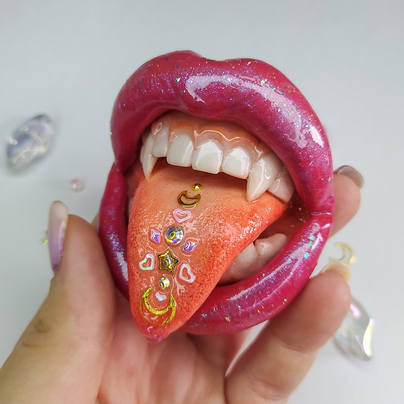 Lips-brooch Pink 1 pst   Sailor Moon style |  Monster jewelry | vampire brooch