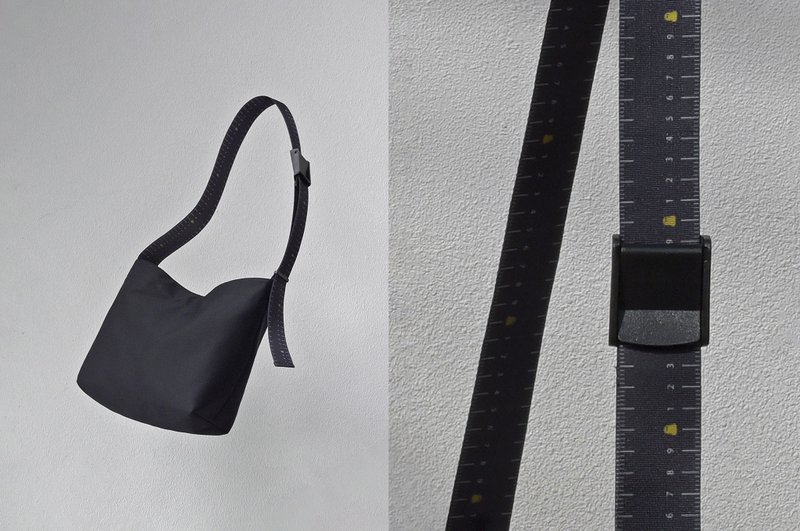 捲尺背帶斜背包(黑)  【北藝中心 × MoreMoreToe 聯名款】 - 側背包/斜背包 - 其他材質 黑色
