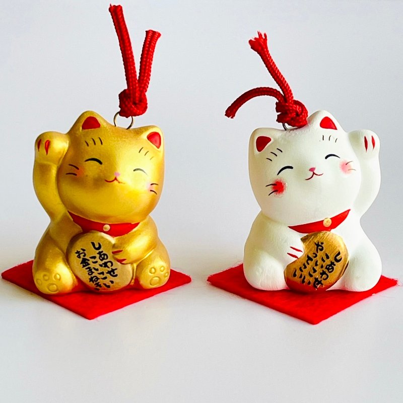 [Minato Free Shipping Zone] Seto Yaki - Earth Bell Lucky Cat - White/Gold (with red brocade mat and lucky draw) - ของวางตกแต่ง - ดินเผา สีแดง