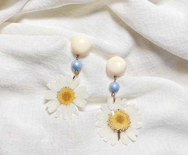 Handmade gold earrings with real white daisy flower and resin