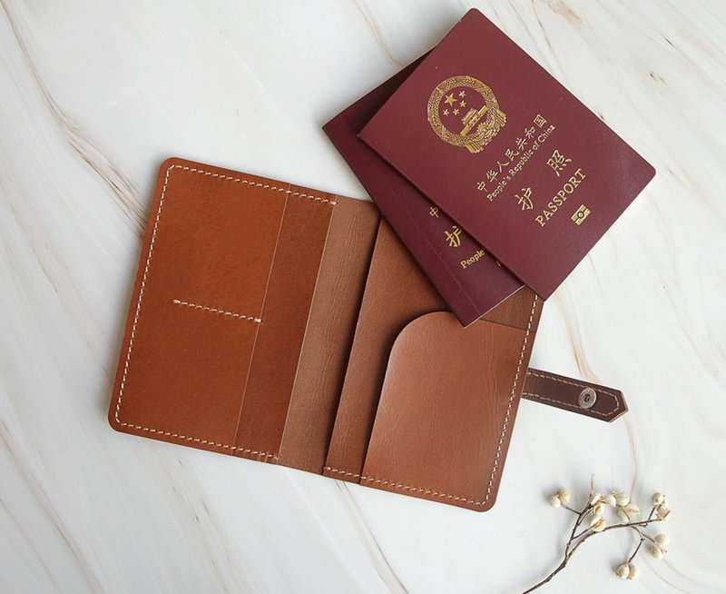 Cowhide passport holder DIY material package/finished product can hold two passports passport holder with buckle - เครื่องหนัง - หนังแท้ 