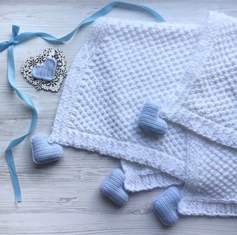 Hand knit white blanket with blue, or pink hearts toys for baby. Baptism blanket - 其他 - 其他材質 白色