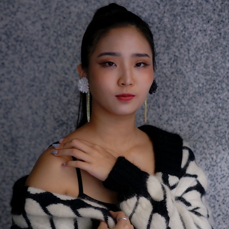 Irina 時尚女伶對比黑白布花鑽鍊耳環 - 耳環/耳夾/耳骨夾 - 其他材質 多色