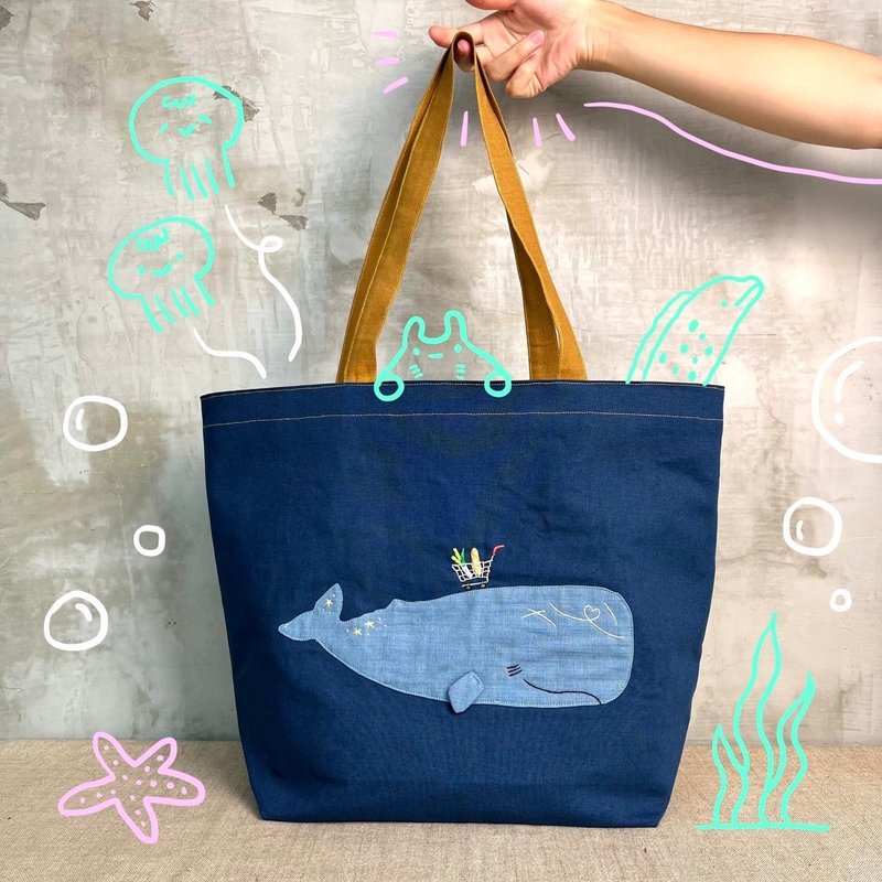 Hand Embroidered Sperm Whale Loves Shopping Bag - กระเป๋าถือ - ผ้าฝ้าย/ผ้าลินิน สีน้ำเงิน