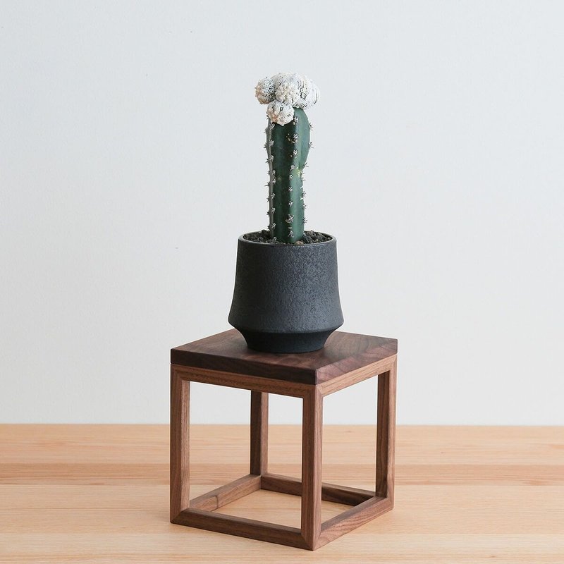 FAVORMADE | Planter Stand M / Three-sided planter/flower stand M size - เฟอร์นิเจอร์อื่น ๆ - ไม้ 