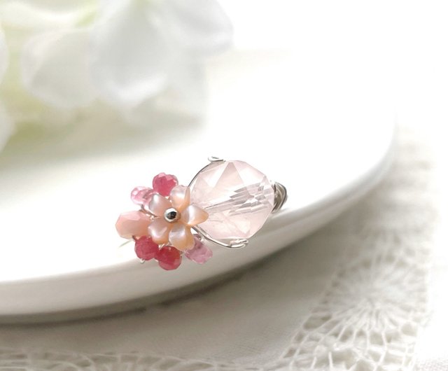 ピンクの天然石のワイヤーリング Cherry blossoms - ローズクォーツ ピンクシェルと3種の天然石の