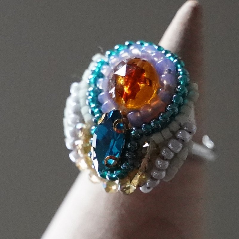 おしゃべりな指輪39　フリーサイズ　ビーズ刺繍のリング　まる　ビジュー　ブラウン　パープル　グリーン　マルチカラー - 戒指 - 玻璃 多色