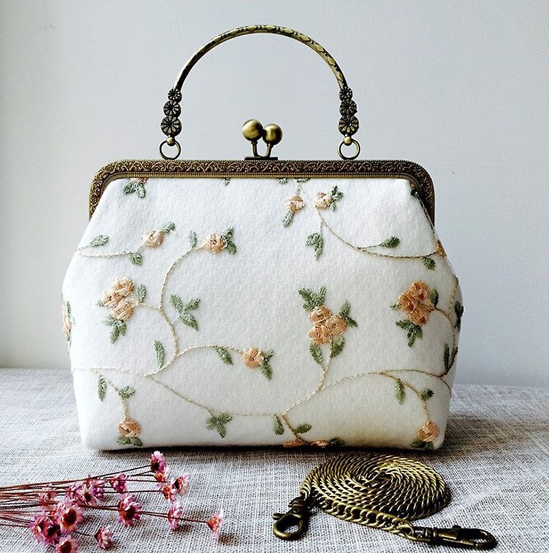 Cheongsam bag messenger bag handmade bag embroidery lace mouth gold bag handbag birthday gift design - กระเป๋าแมสเซนเจอร์ - ผ้าฝ้าย/ผ้าลินิน ขาว