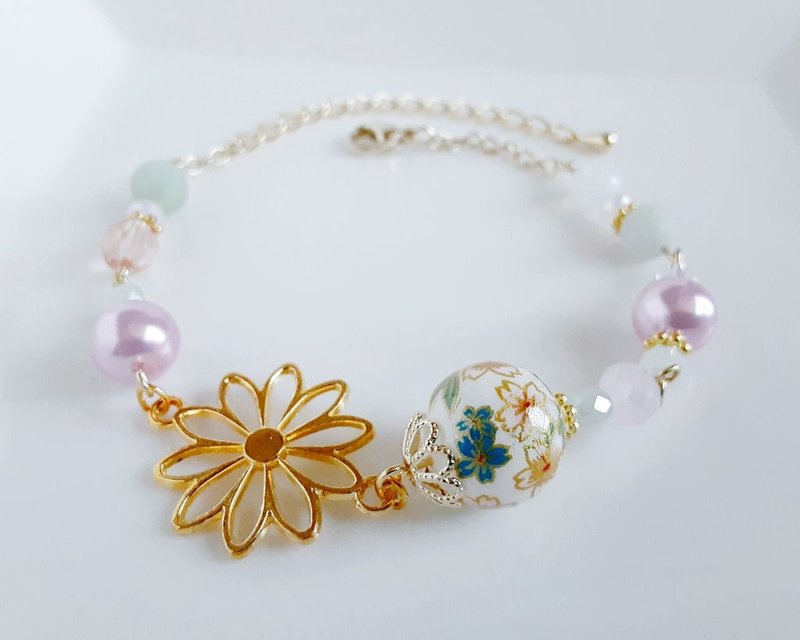 A pink-green Japanese-style bracelet with cherry blossom transfer beads and large flower openwork charms that gives off a Japanese feel. Birthday gift. Size adjustable. - สร้อยข้อมือ - แก้ว สึชมพู