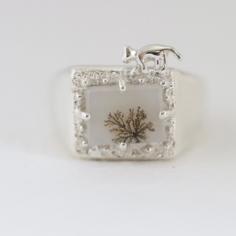 Cat peeking into dendritic quartz silver ring - General Rings - Crystal Silver